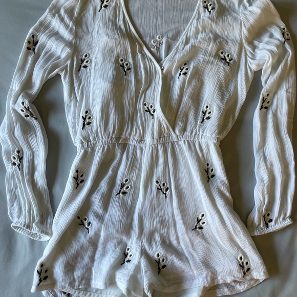 White long sleeve romper with flower embroidery - Picture 6 of 8